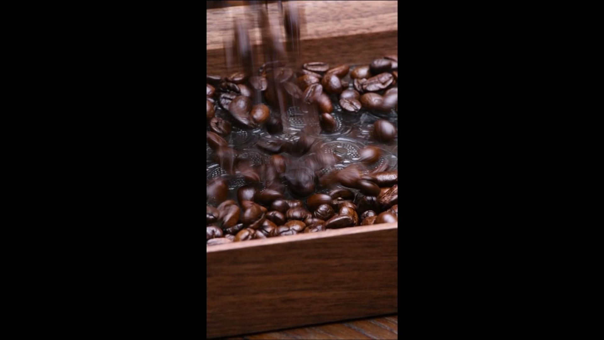升格竖屏咖啡豆掉落玻璃盘视频的预览图