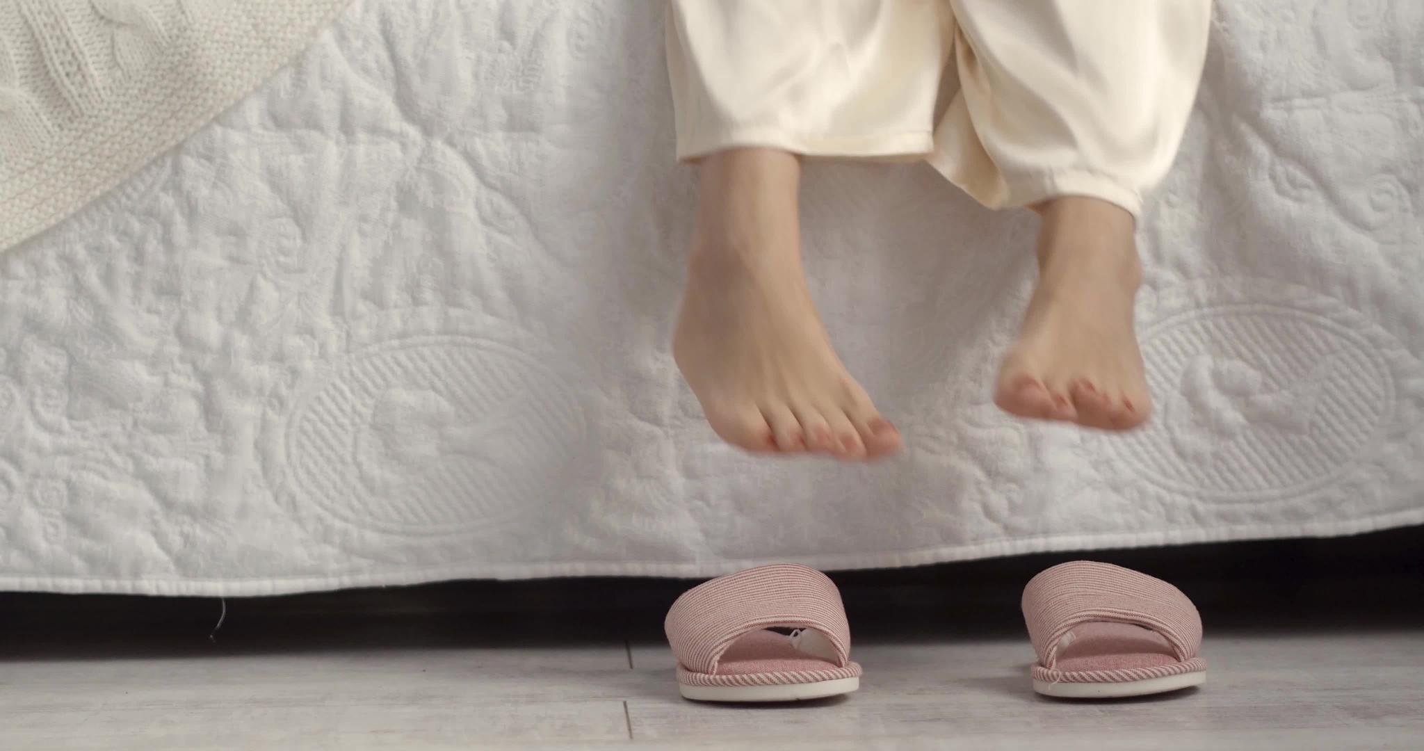 粉红色的拖鞋红色拖鞋视频的预览图