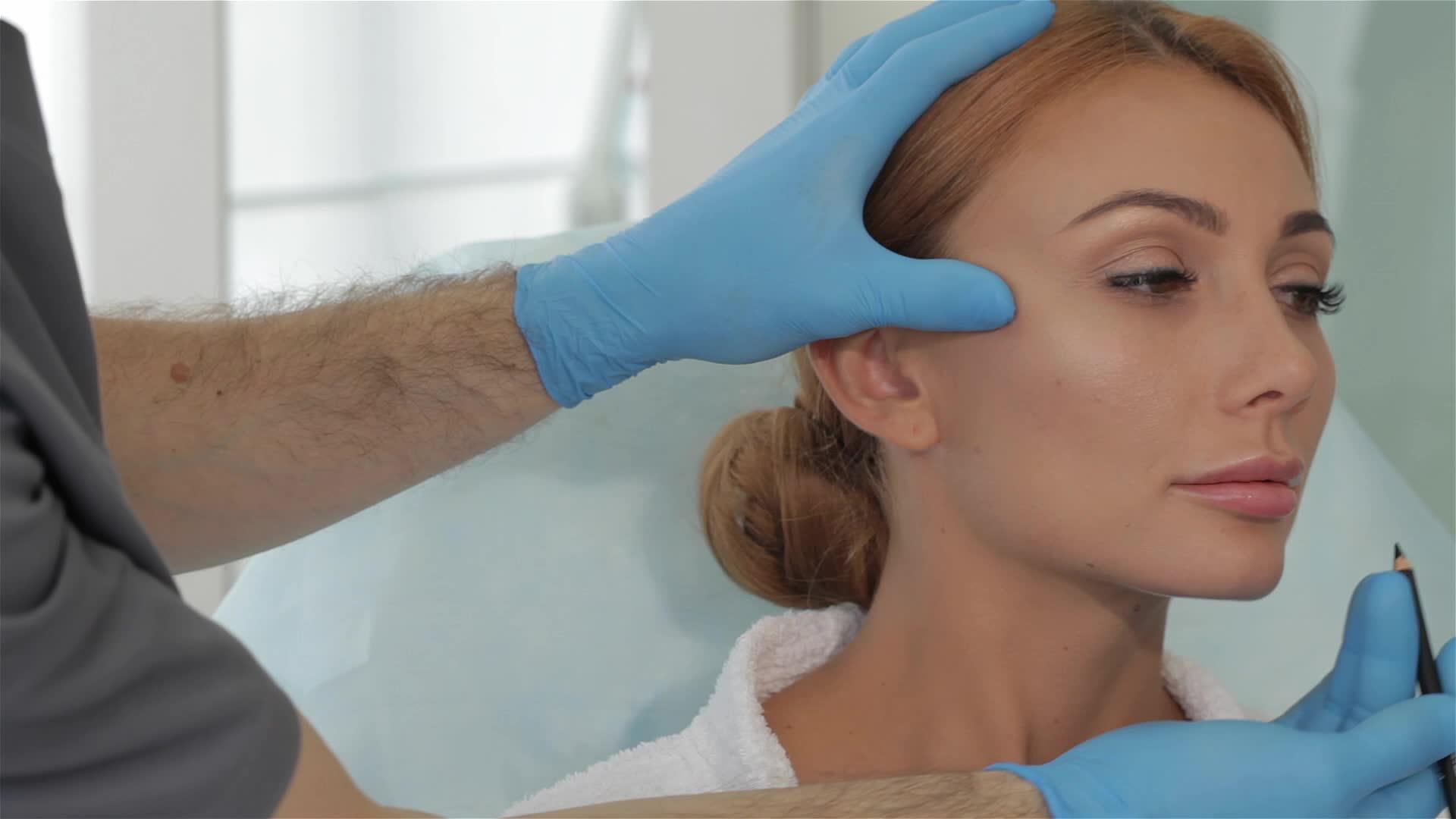 美容师检查顾客的脸视频的预览图
