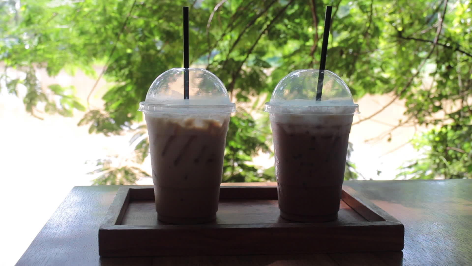 双杯牛奶咖啡服务于木托盘视频的预览图