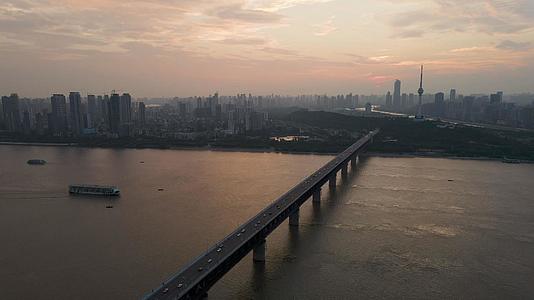 环绕航拍晚霞天气的武汉长江大桥和城市风光视频的预览图
