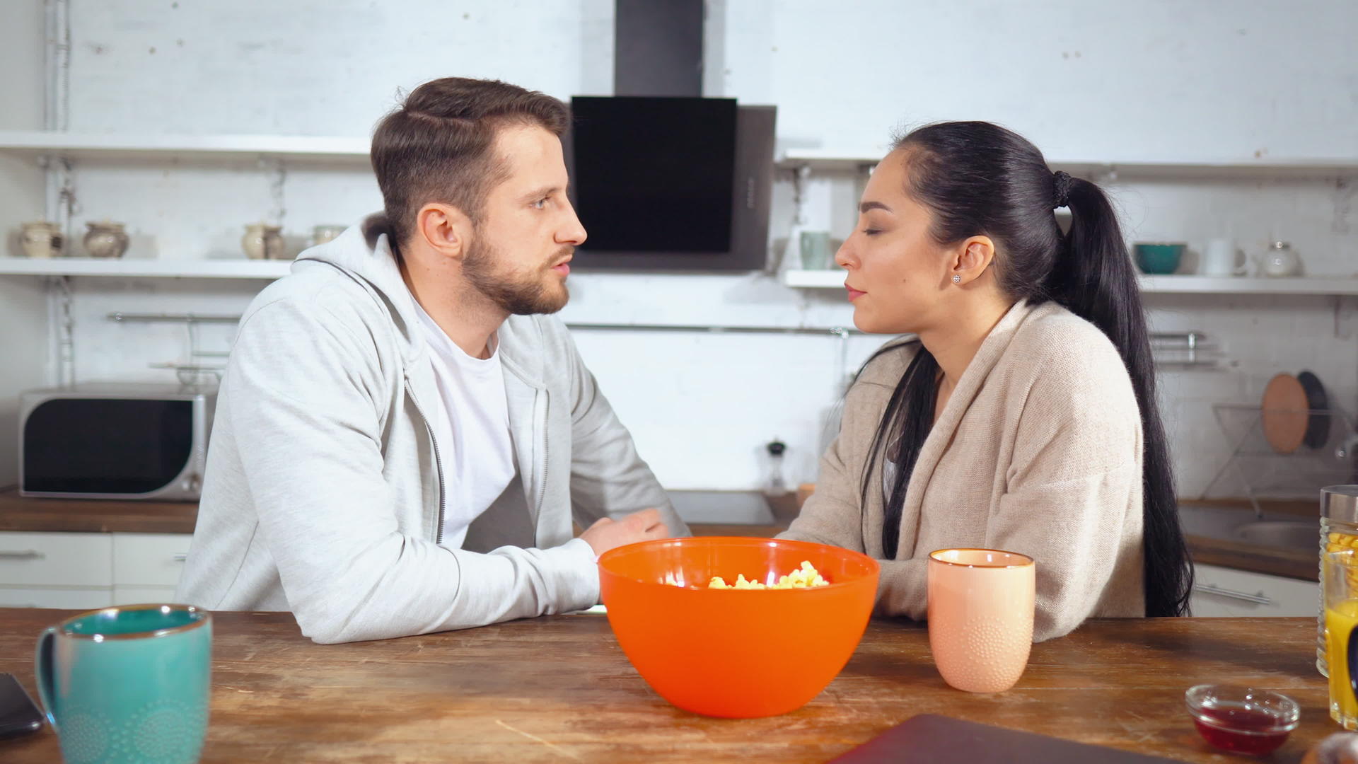 男人和女人在吃爆米花时讨论新消息视频的预览图