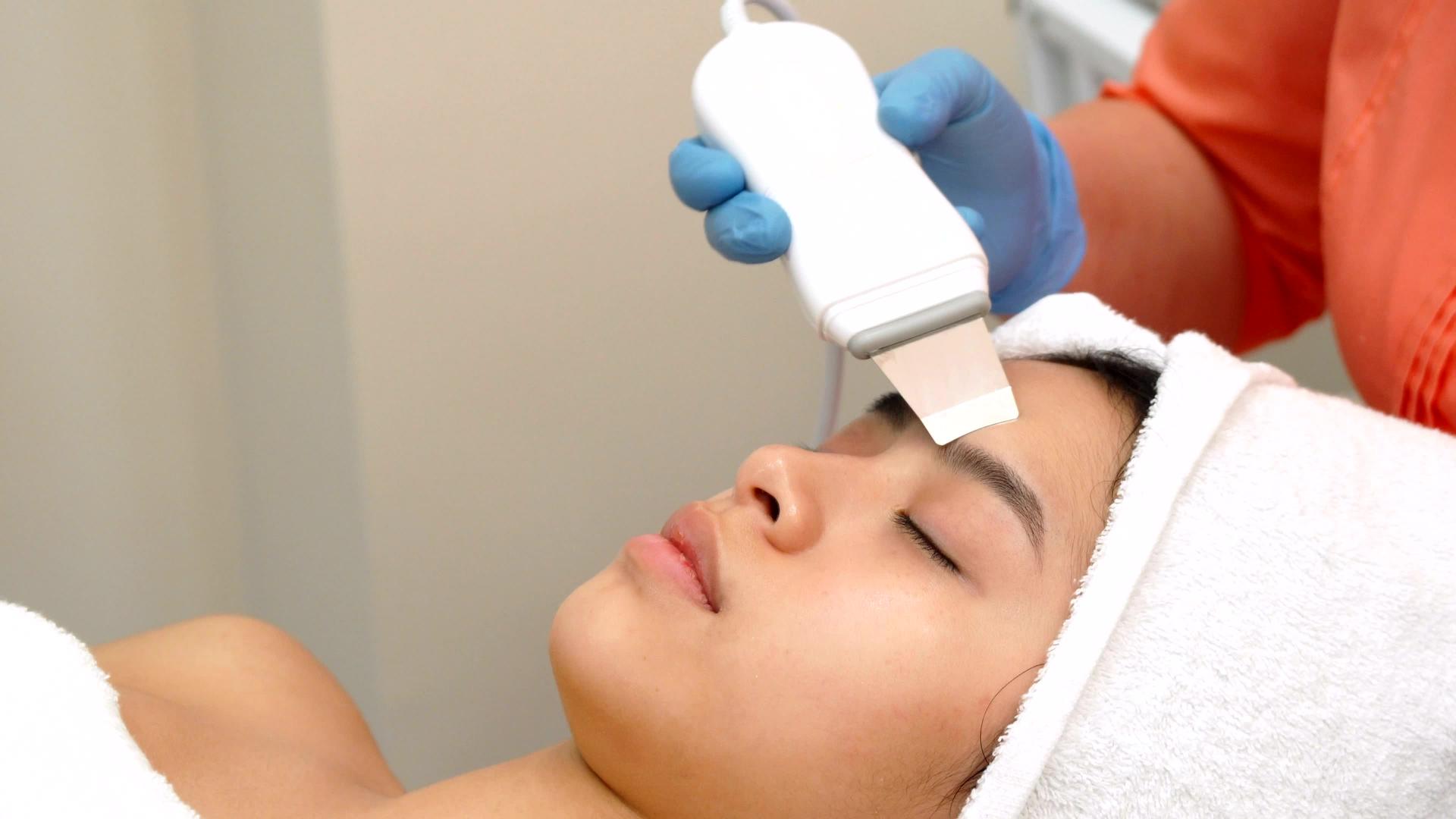 美容专家为女性客户做超声波剥皮视频的预览图