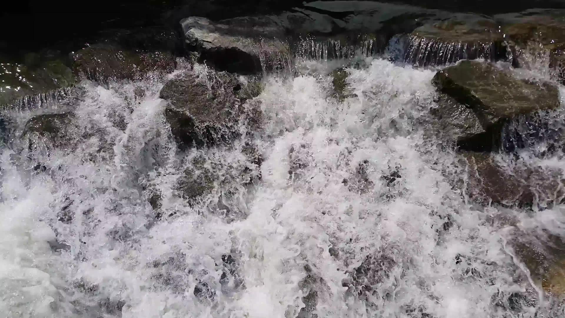 高空无人机可以在铺好的大坝上看到水流视频的预览图