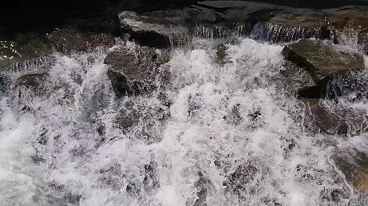 高空无人机可以在铺好的大坝上看到水流视频的预览图