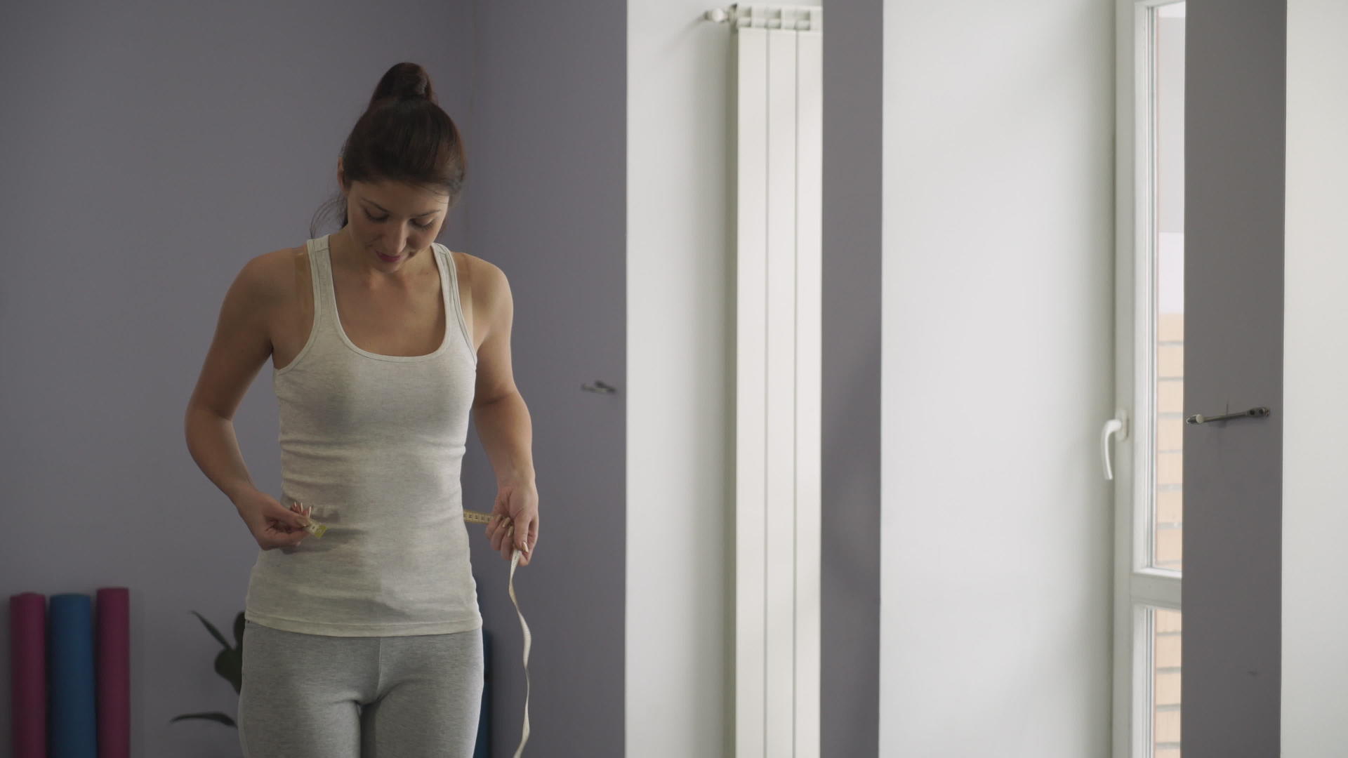 女人在健身房用腰做体操视频的预览图