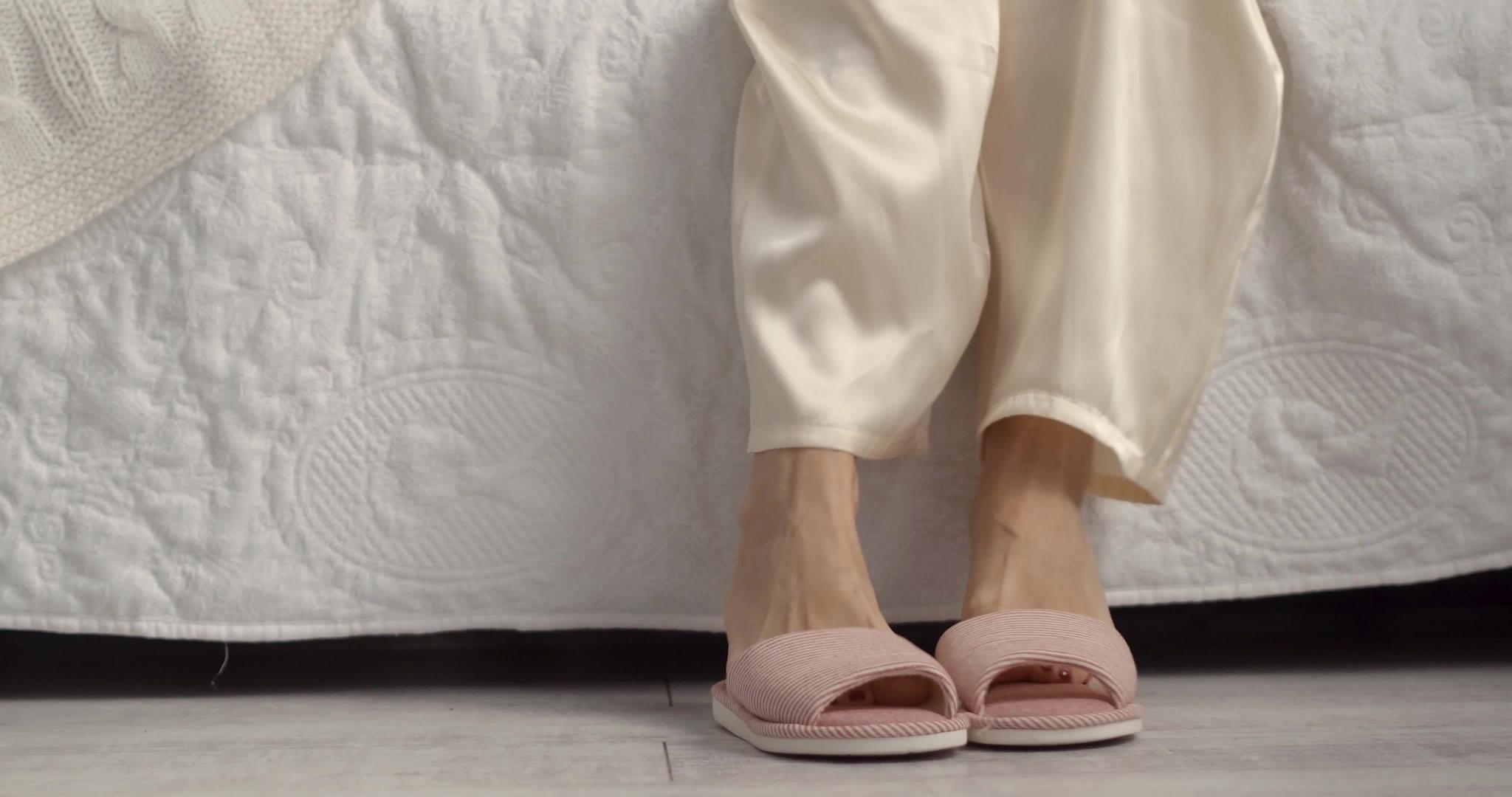 粉红色的拖鞋红色拖鞋视频的预览图