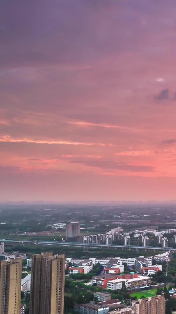 航拍震惊城市日落晚霞延时摄影视频的预览图