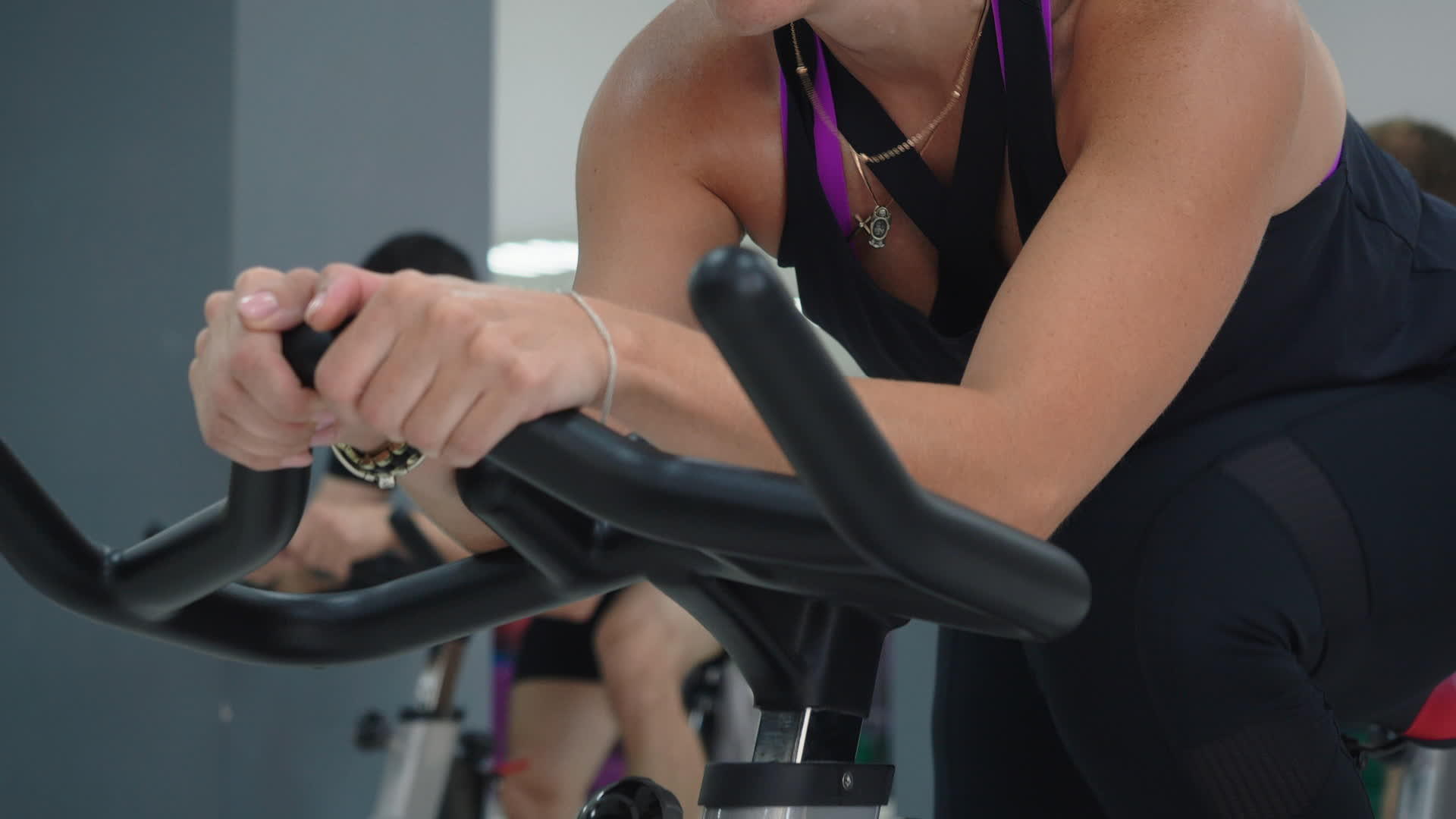 关键女性参加自行车课锻炼视频的预览图
