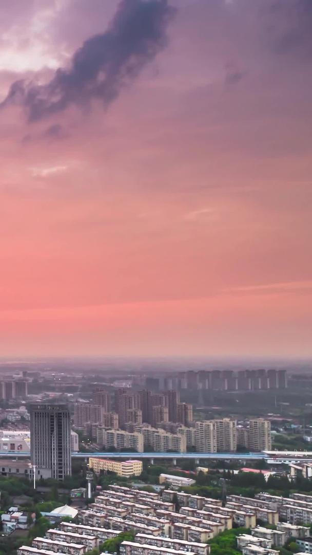 航拍震惊城市日落晚霞延时摄影视频的预览图