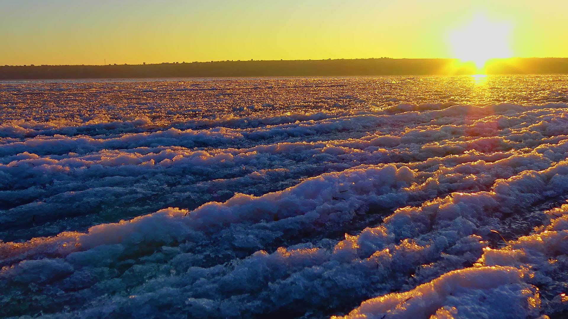 河口黑岩层的冰雪和冰雪形态视频的预览图