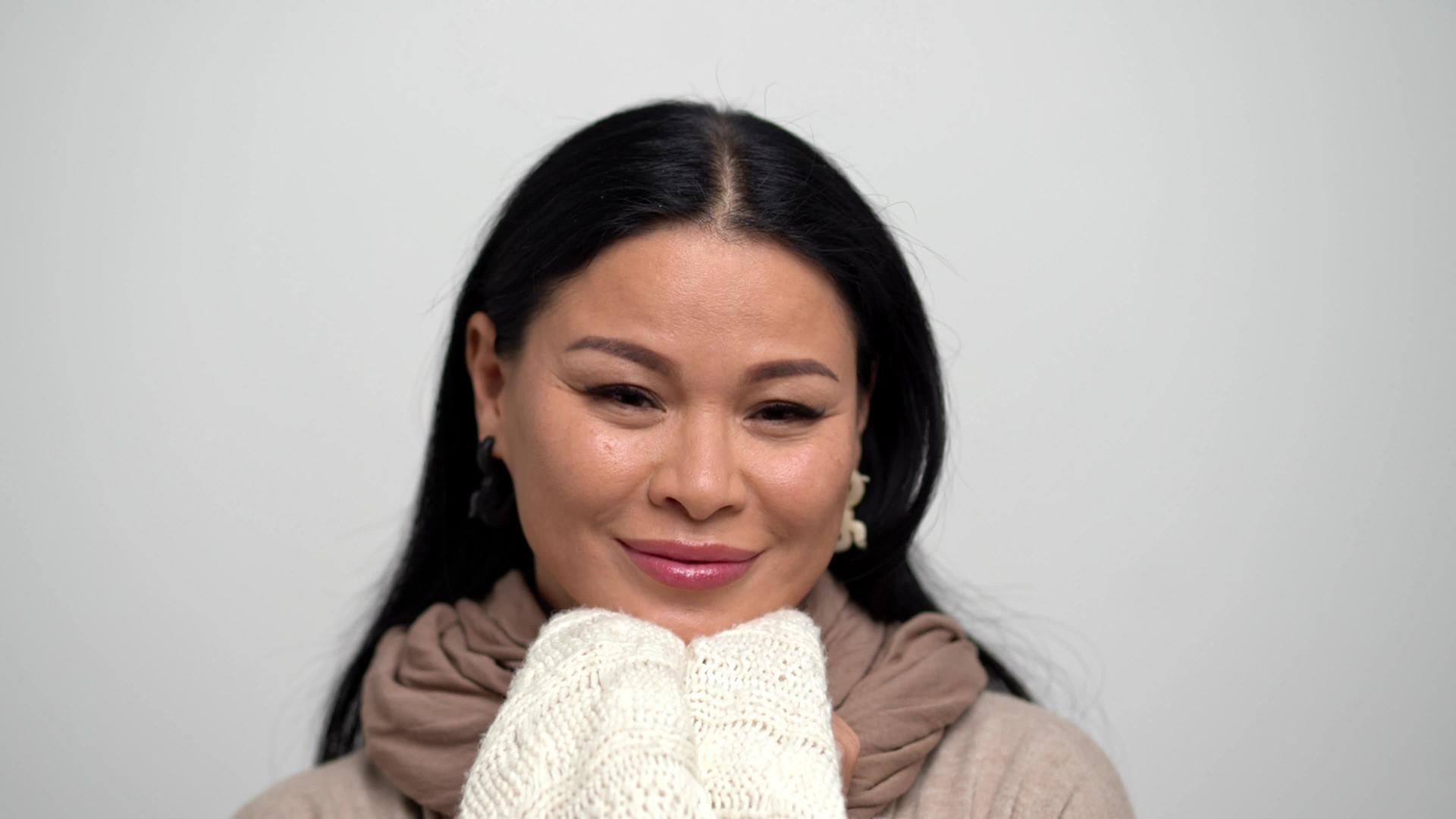 快乐的亚洲女性肖像穿着白色毯子视频的预览图