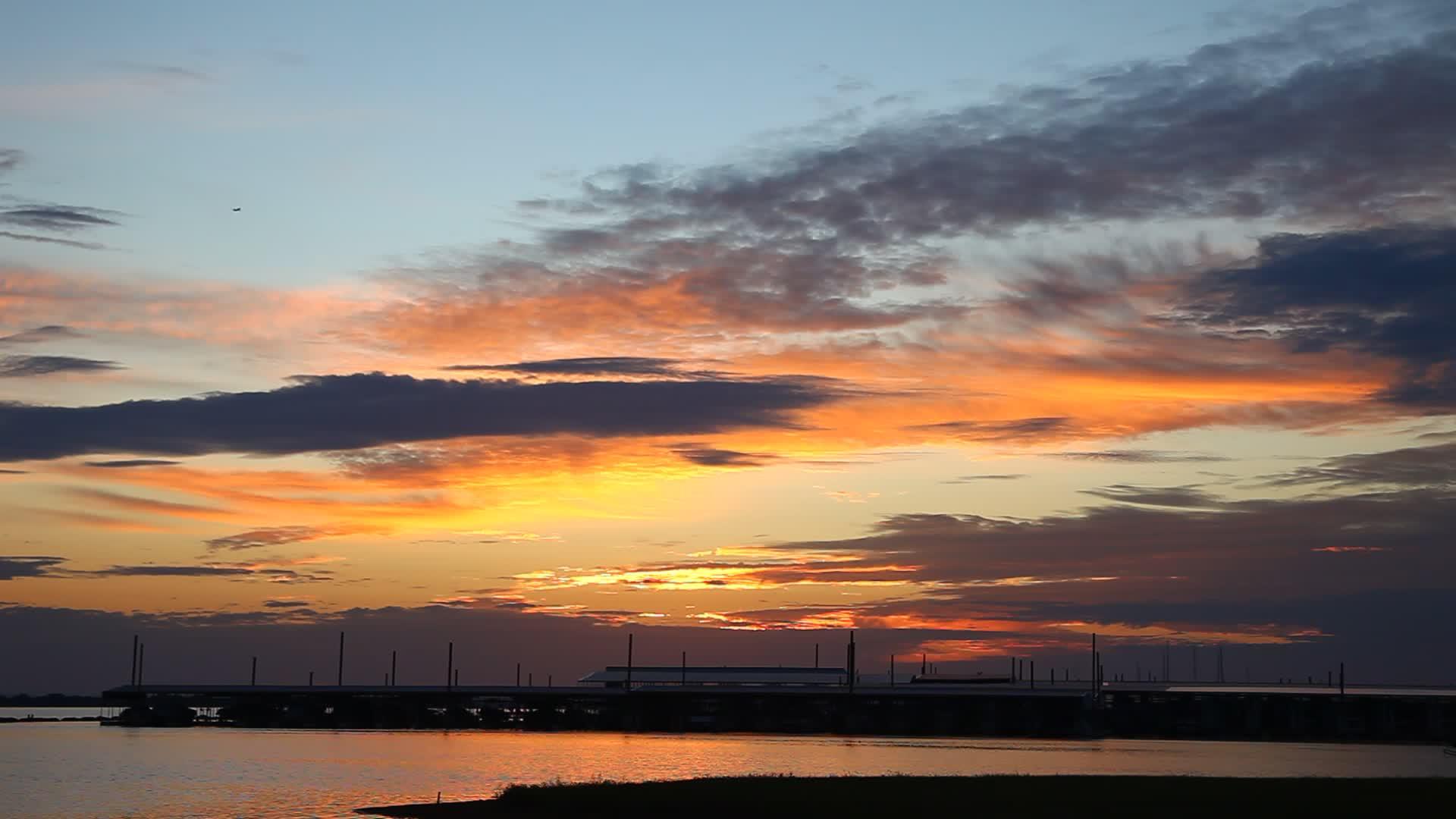美丽的日落在德克萨斯的莱维斯维尔湖上视频的预览图