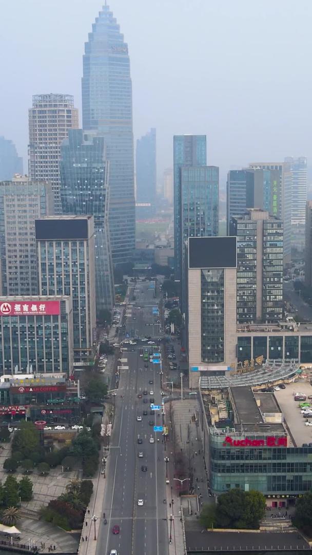 浙江省绍兴世茂天际中心大楼主干道沿路航拍视频的预览图