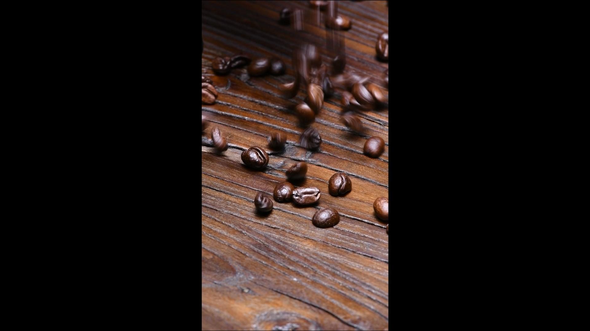 升格竖屏咖啡豆掉落木桌视频的预览图