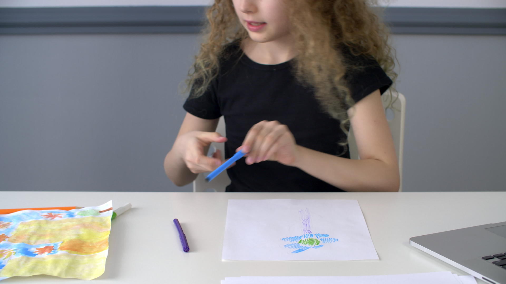 微笑的年轻女孩用触摸尖笔画画视频的预览图