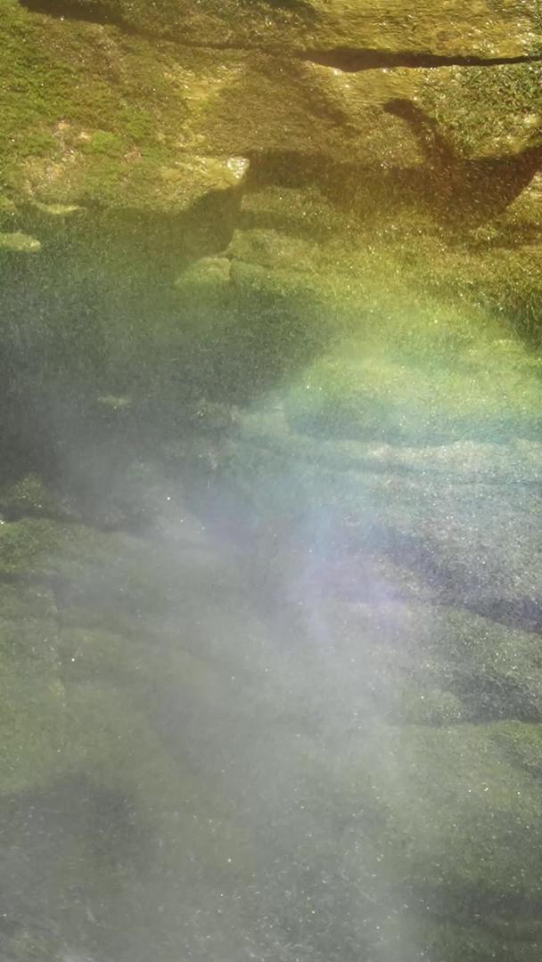彩虹素材的地下瀑布视频的预览图