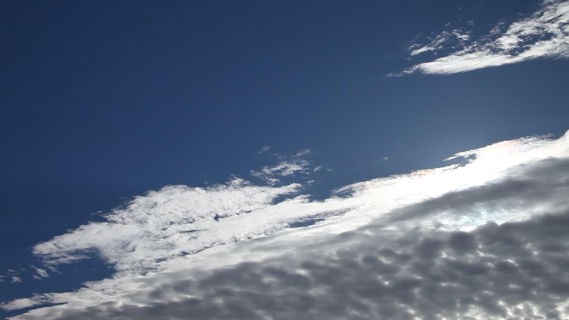 蓝天上美丽的云朵视频的预览图