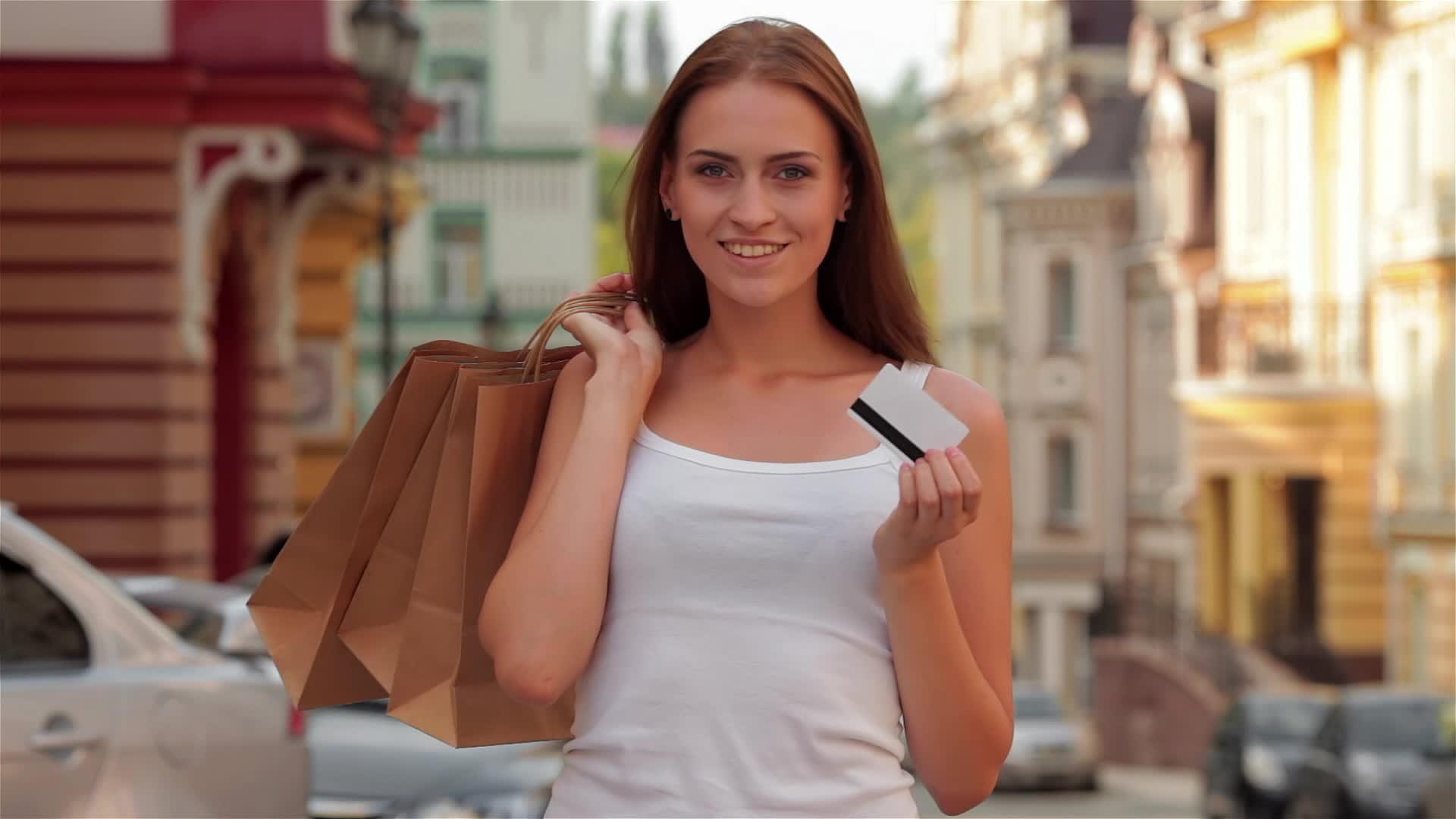 女孩用信用卡购物视频的预览图