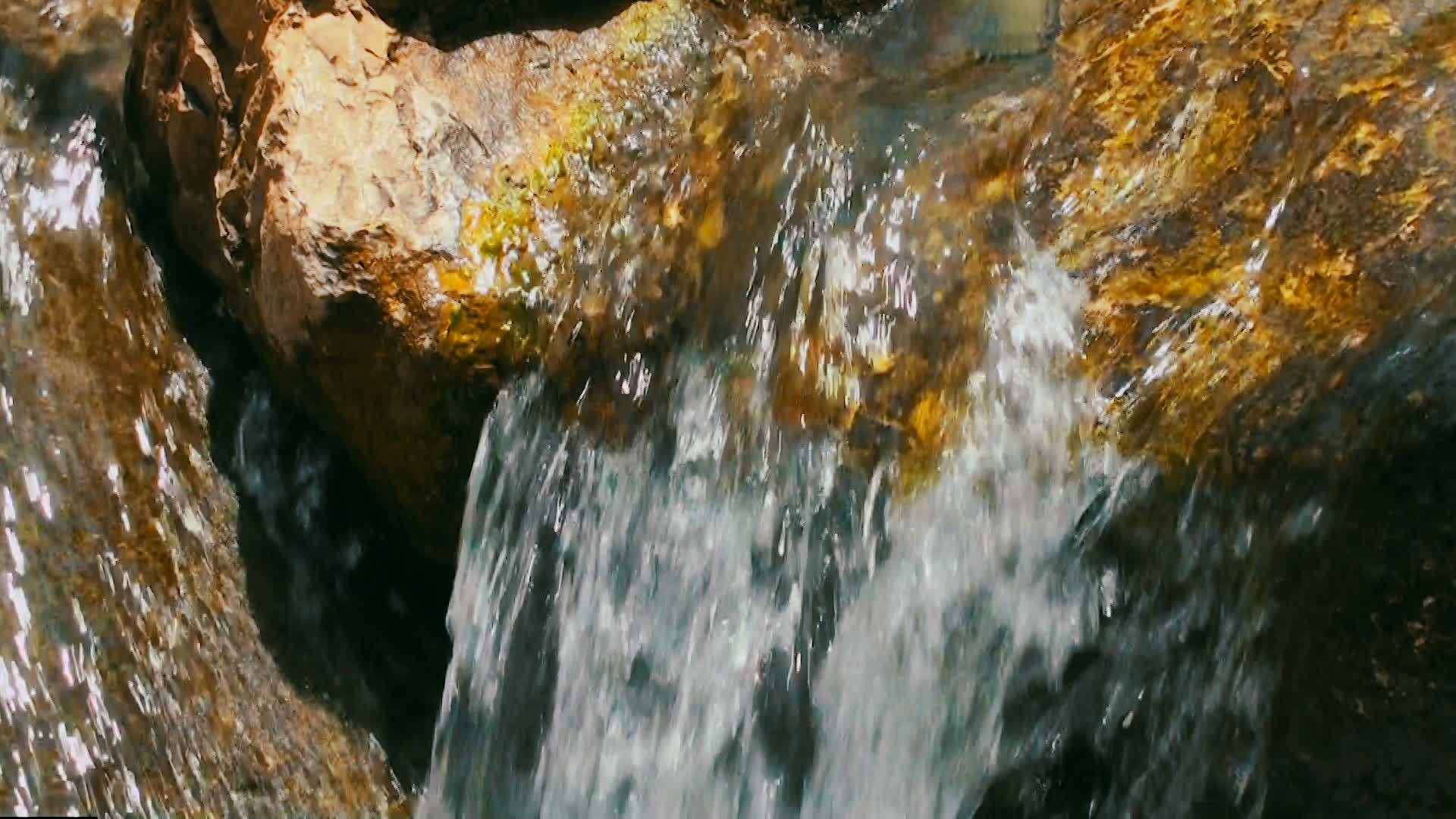 自然瀑布与快速流闭合视频的预览图