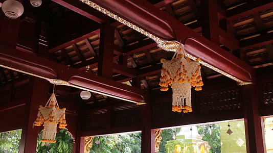 用一束花装饰泰河传统花园的寺庙视频的预览图