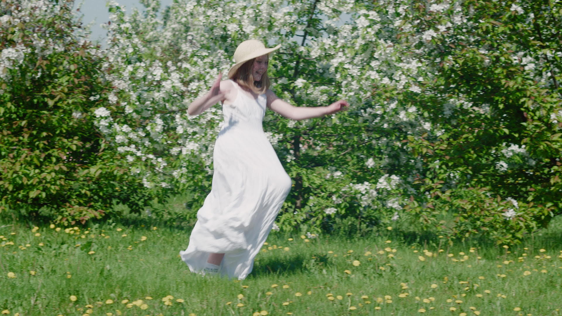 美丽快乐的女孩在春天跳上草地在春节期间奔跑视频的预览图