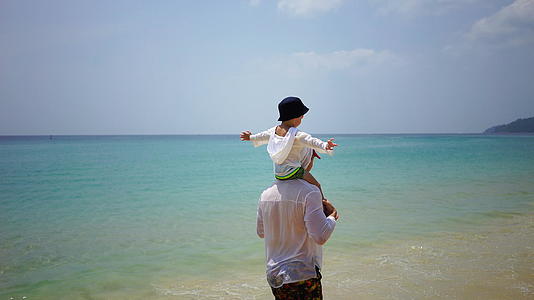 父亲和儿子在海滩上徒步旅行视频的预览图
