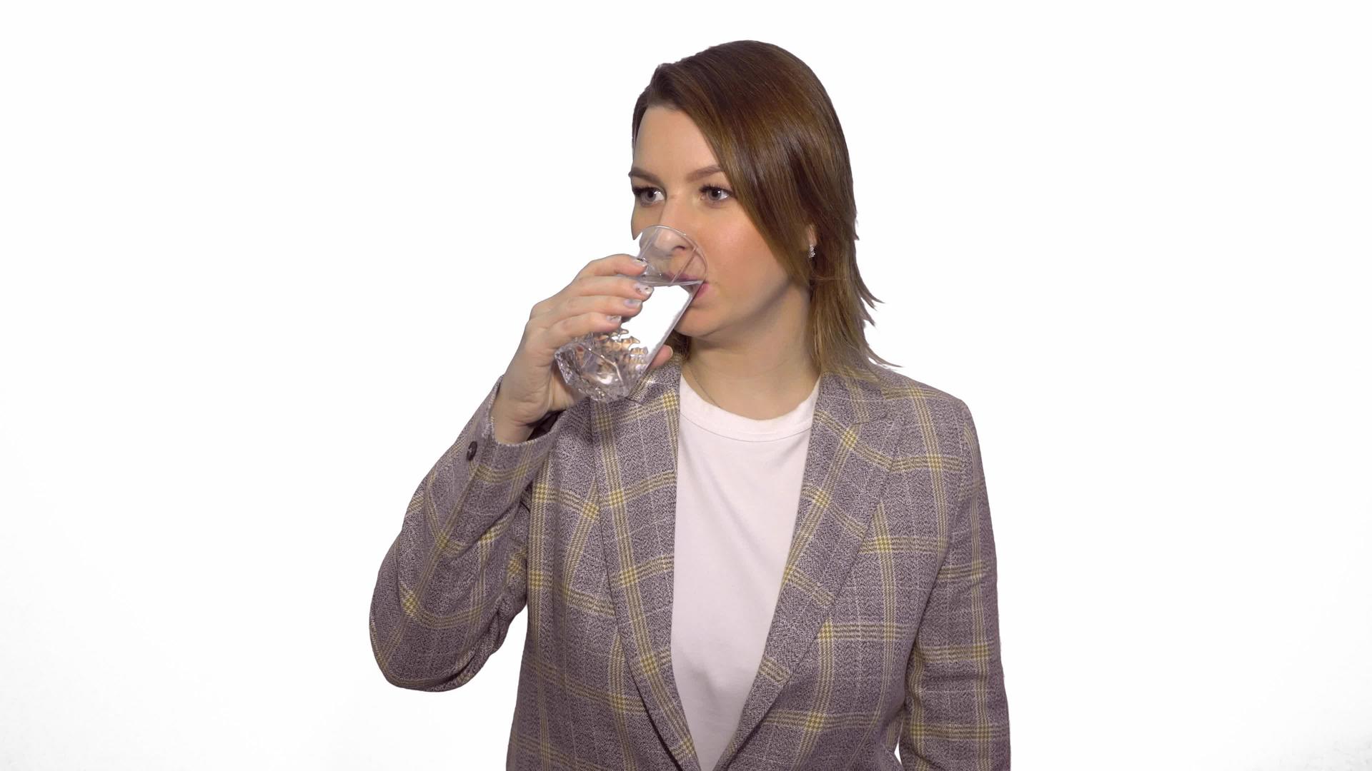 年轻愉快的caucasian年轻女性饮用清洁饮用水视频的预览图