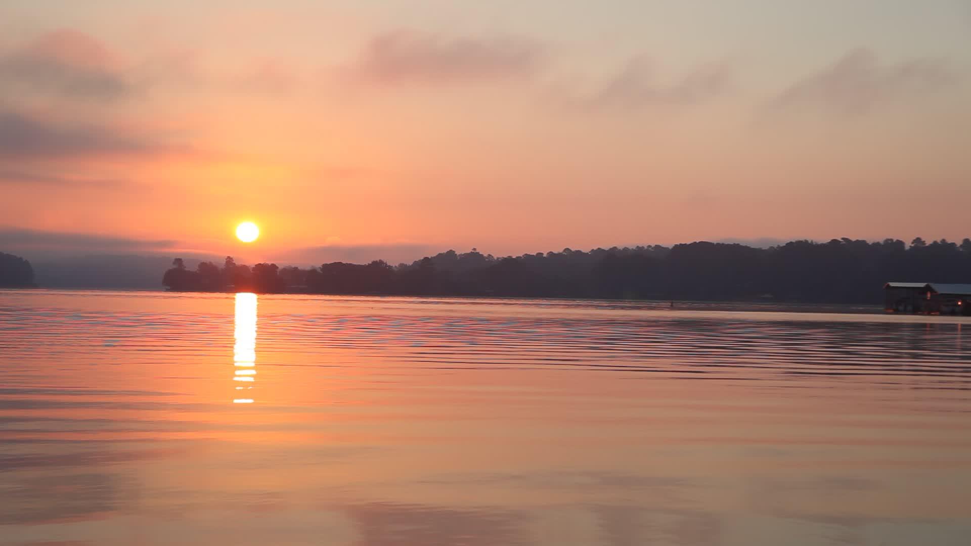 湖面上美丽的日落视频的预览图