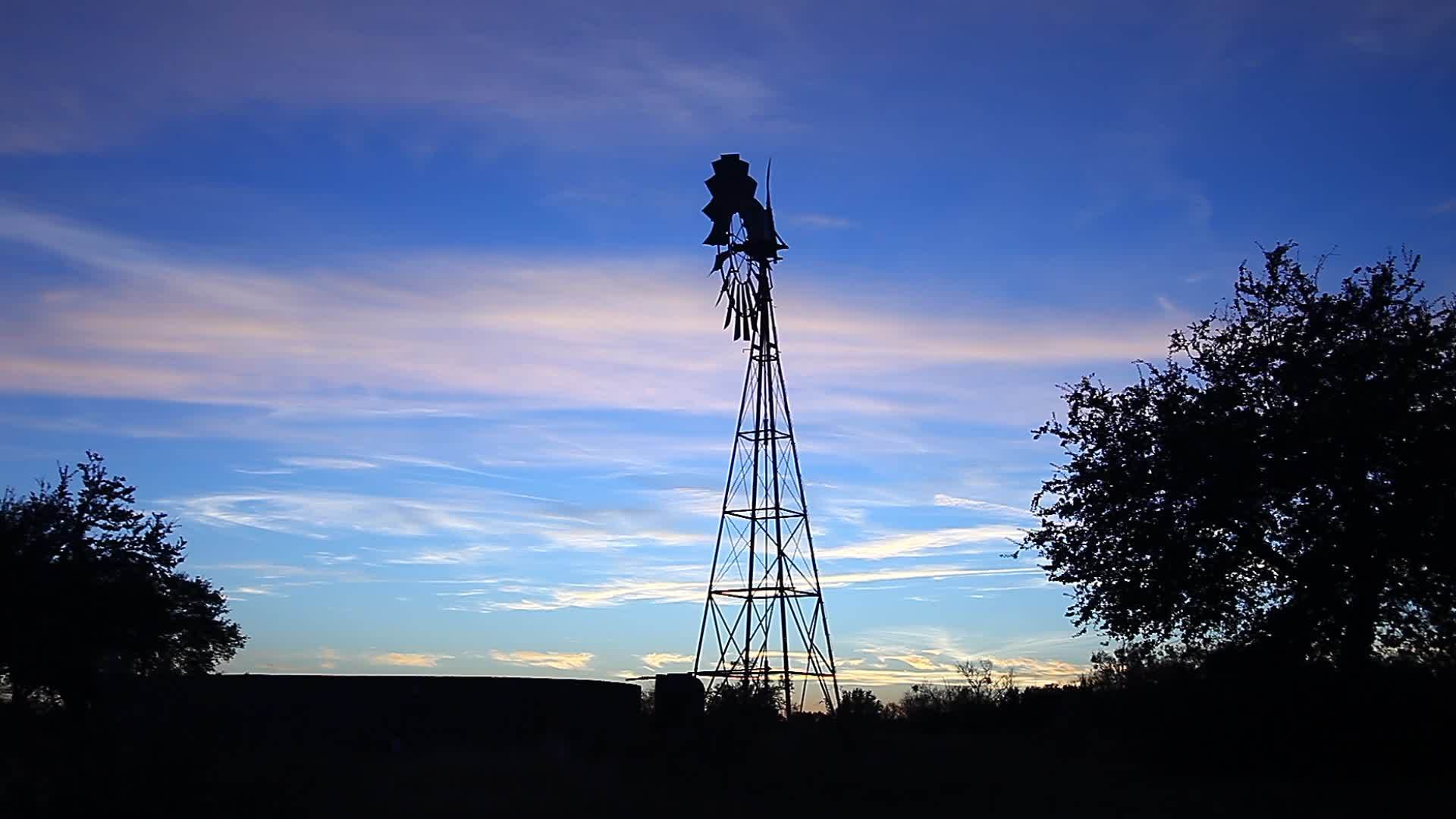 美丽的日落和风车视频的预览图