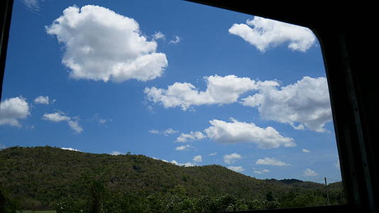 在古老的火车上蓝色的天空和美丽的绿色景色从窗了自然视频的预览图