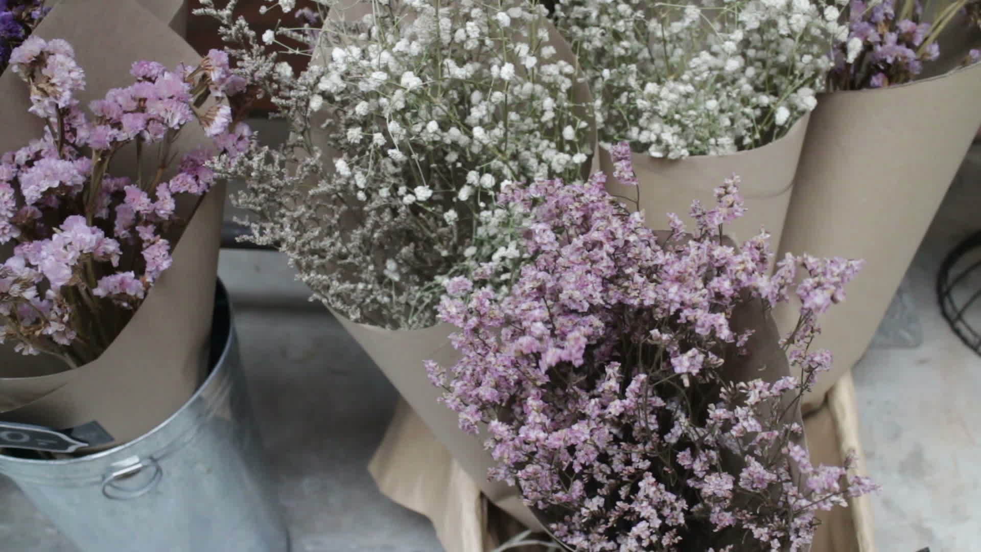 桶里漂亮的干花花束视频的预览图