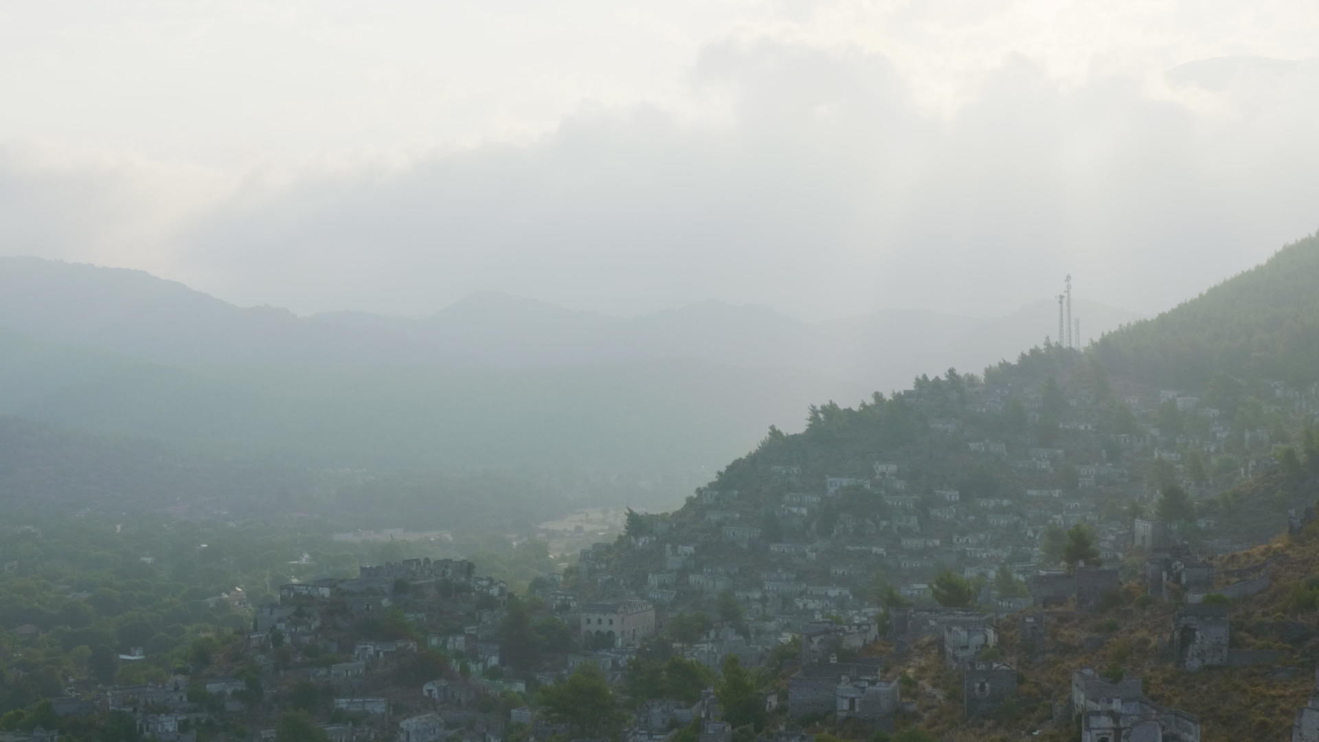 美丽的山和村庄视频的预览图
