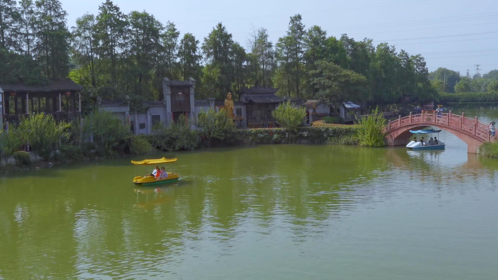 航拍古镇湖中的游船4K素材视频的预览图