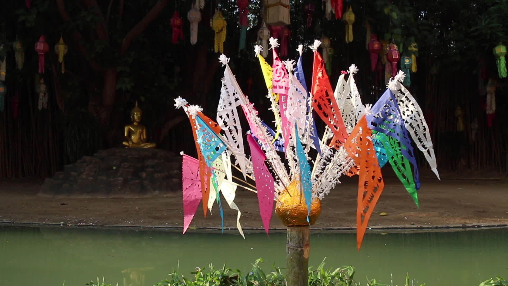 美丽的泰国传统切割手旗装饰在公共寺庙视频的预览图