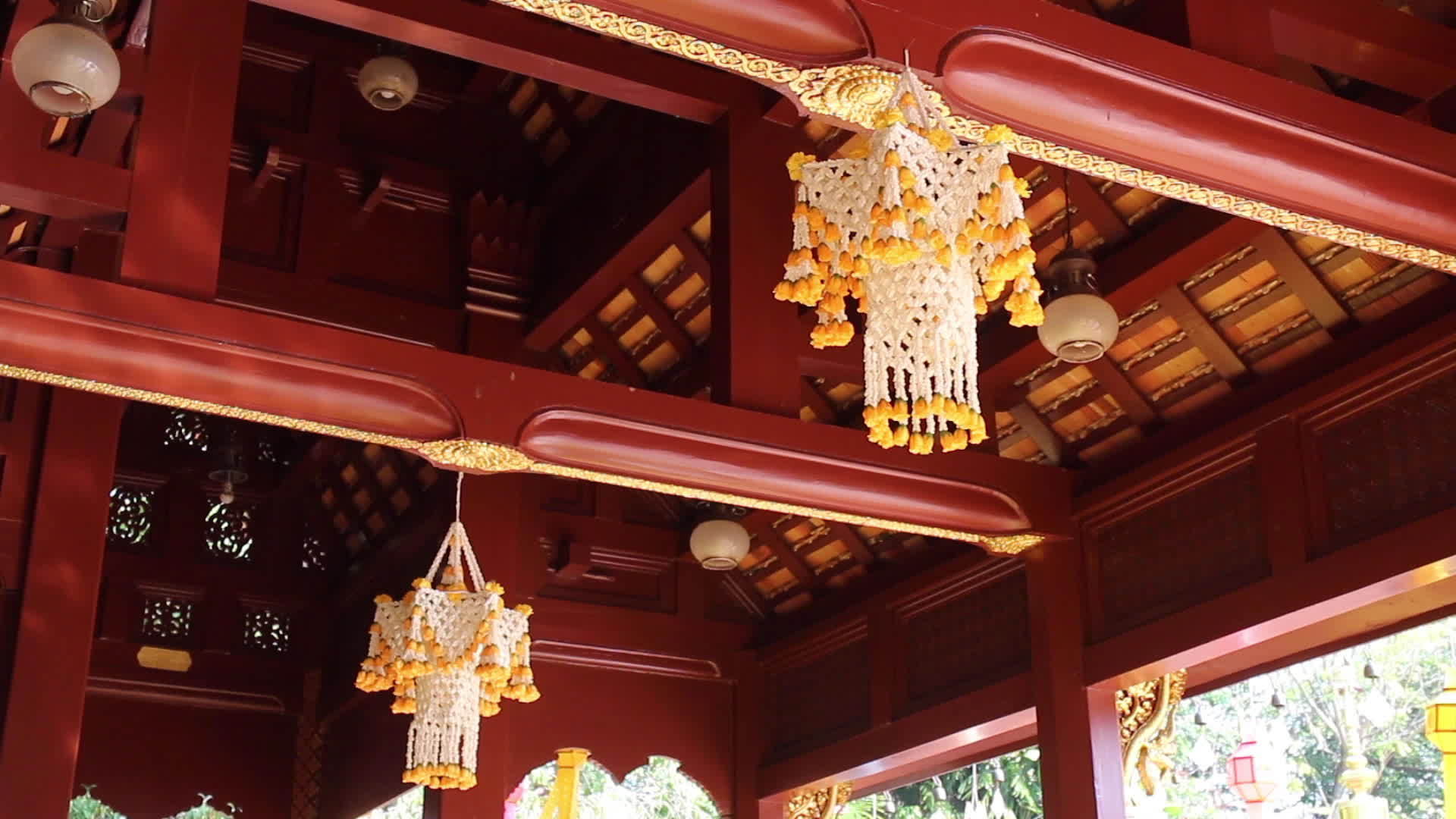 美丽的泰国传统挂花装饰在公共寺庙视频的预览图