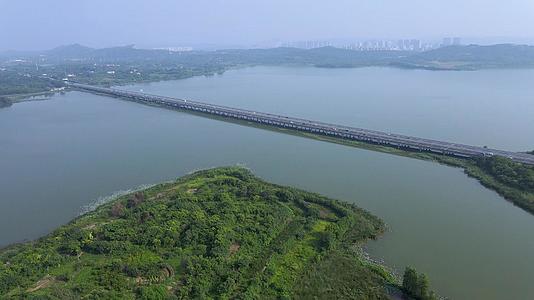航拍武汉严西湖垮湖大桥交通和乡村风光视频的预览图