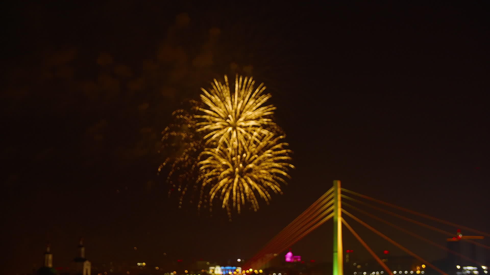 在黑暗的天空中黑暗的天空中庆祝城市假期视频的预览图