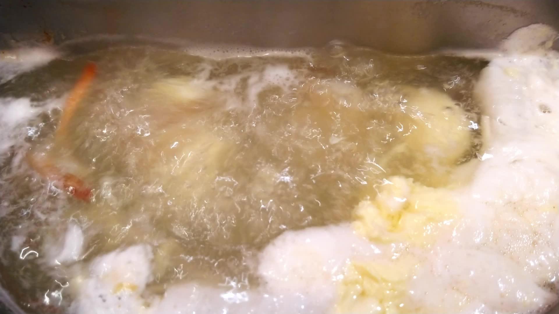 汤在锅里煮视频的预览图