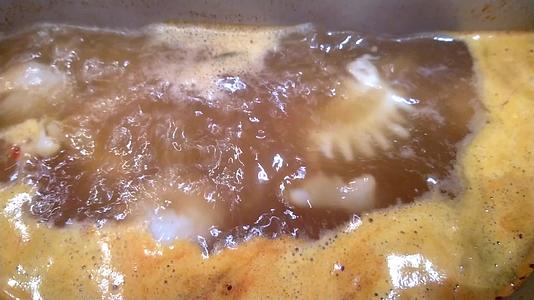 锅里煮着鱿鱼和虾汤视频的预览图