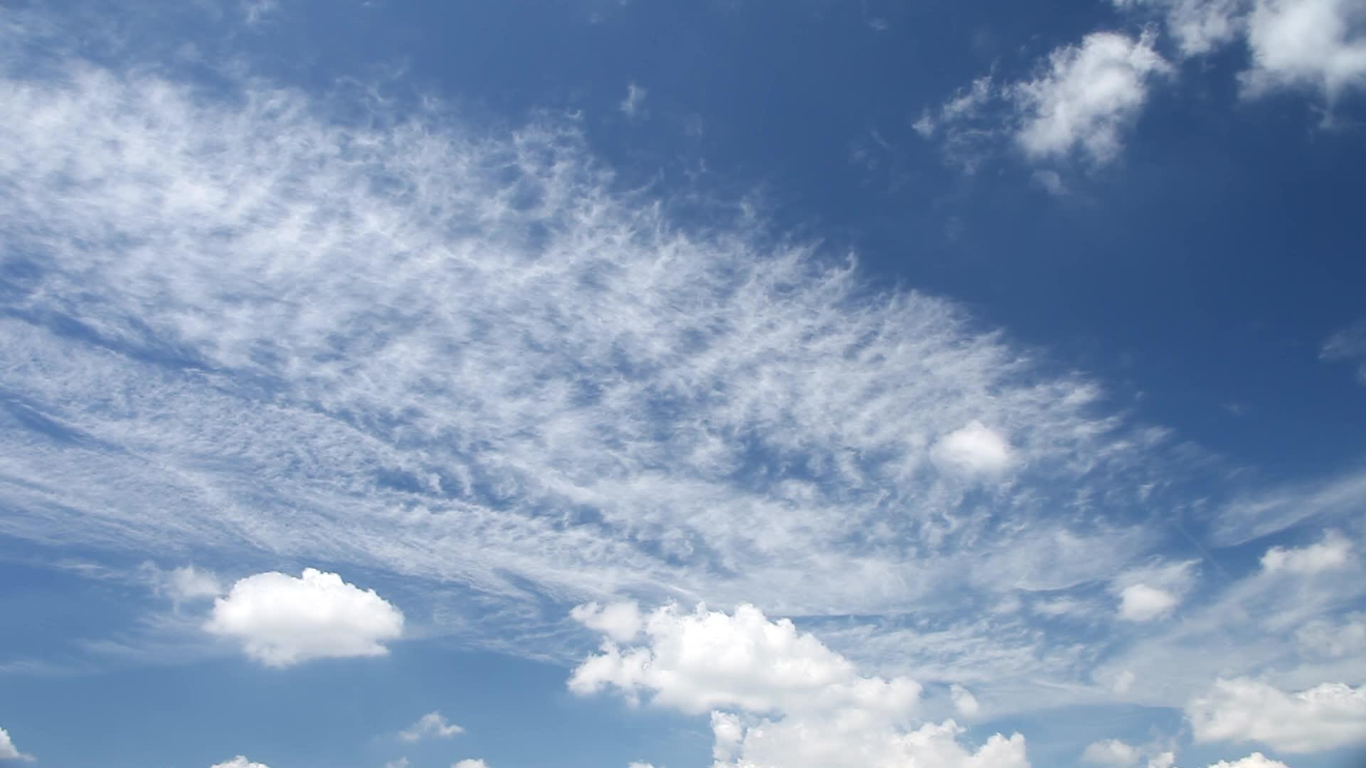 美丽的白云在蓝天上视频的预览图