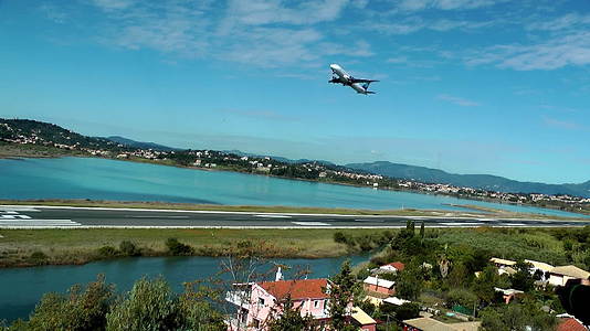 Corfu简单的喷气式飞机从岛屿机场起飞视频的预览图