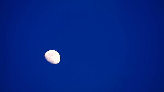 夜深蓝天半月亮视频的预览图