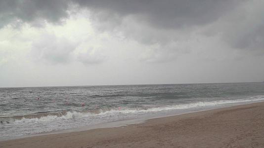阿拉伯联合酋长国富查伊拉汹涌的大海上空乌云密布视频的预览图