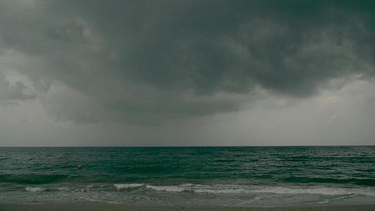 阿拉伯联合酋长国富查伊拉汹涌的大海上空乌云密布视频的预览图