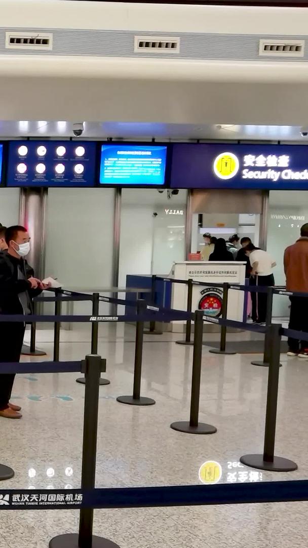 机场安检通道等待安检视频素材视频的预览图