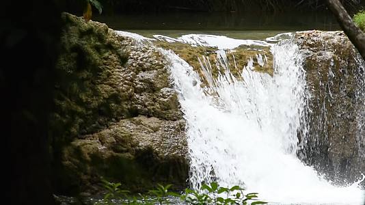 从山上流出的瀑布位于泰国王国坎查纳布里的松卡利亚瀑布视频的预览图