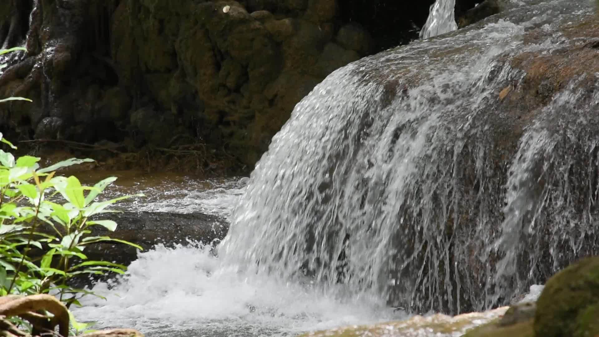 从山上流出的瀑布松卡利亚的瀑布在坎查纳武里内陆视频的预览图