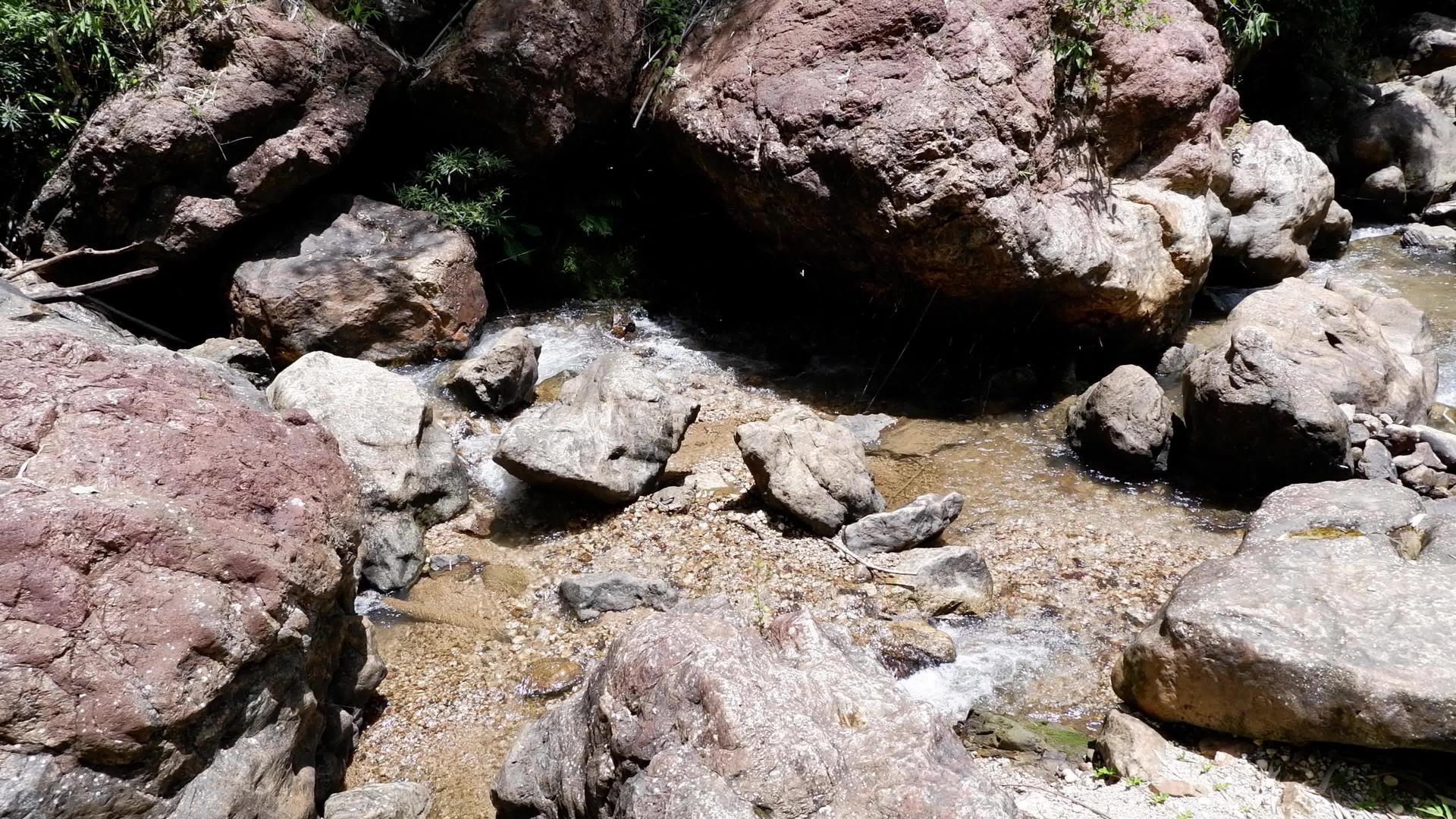 从山上流出的瀑布恰纳武里岛的乔克卡丁瀑布Thong视频的预览图