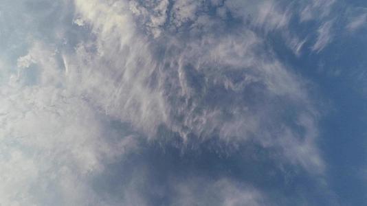 美丽的云朵在蓝天上落下视频的预览图